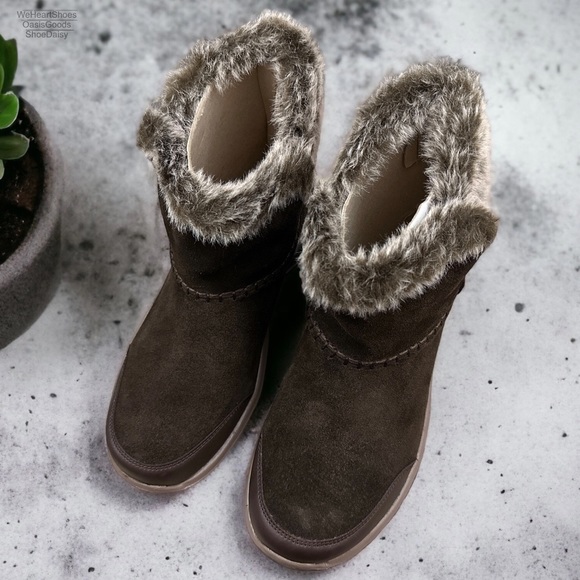 NIB Skechers Relaxed Fit Easy Going Quantum Pull on Boots Chocolate Suede - Picture 3 of 12